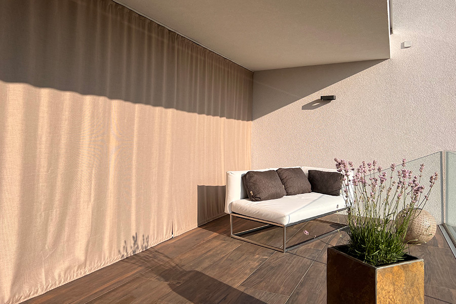 Balkon mit Vorhang für draussen – schützt robust vor Sonne und Regen