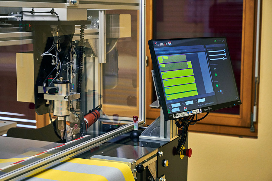 koenigstoffe-ueber-uns-bildschirm Unsere Maschinen im Einsatz – König Storenstoffe in Neuenegg BE