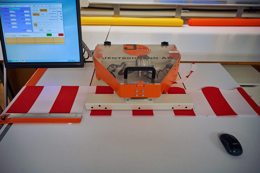 koenigstoffe-ueber-uns-volant Impressionen Volant Schneidemaschine – Über König Storenstoffe